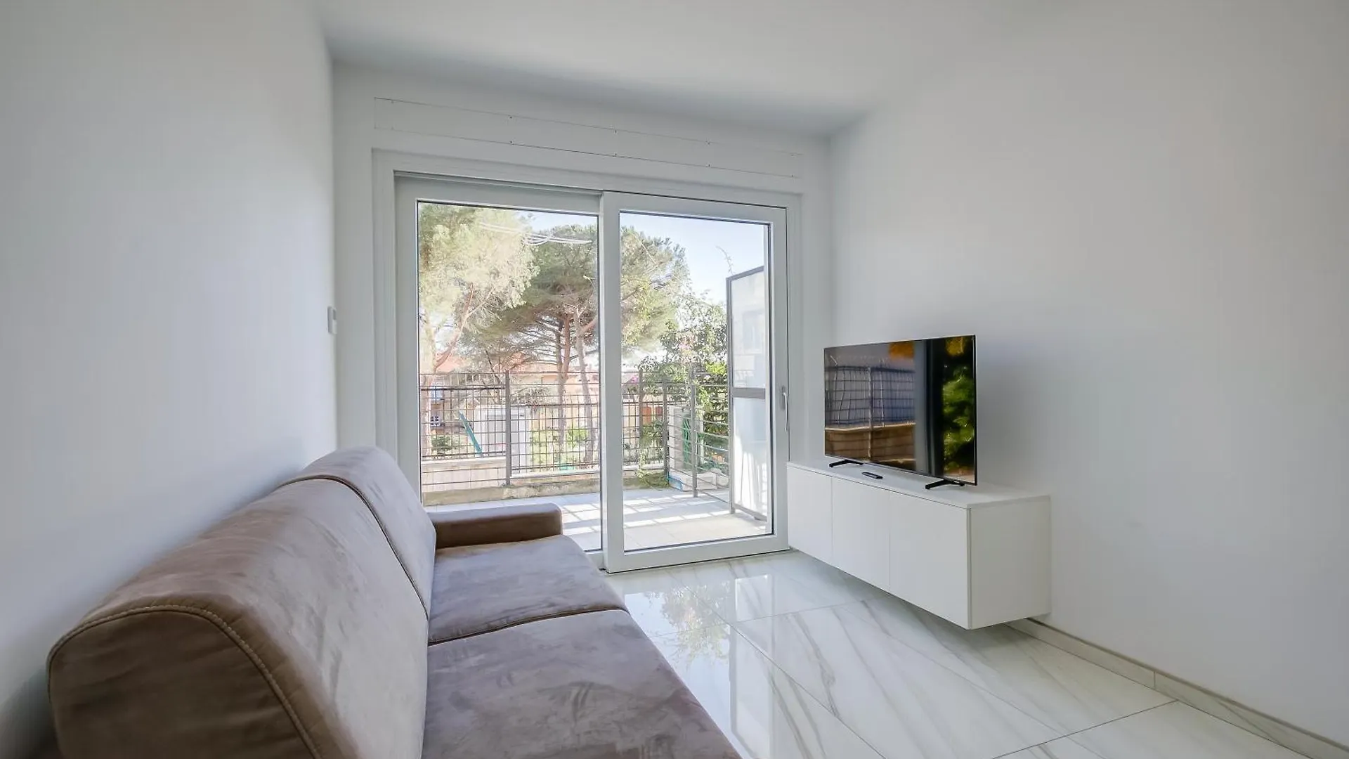 Beachy Vibes- 900M From The Beach - Happy Rentals Andora